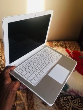 Macbook Macbook venant des usa 
Disc 320 
Ram 4 
Autonomie 3 h 
Garantie 1 ans et service après vente