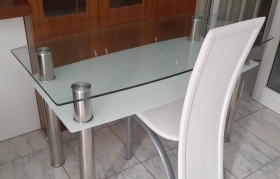 Table à manger Table à manger neuve en verre avec 4 chaises blanche disponible