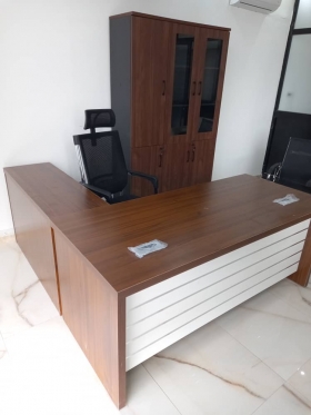 Table Bureau Des tables de Bureau de 1m20,1m60 et 1m80 disponibles.
Livraison + installation gratuit dans la ville de Dakar.
Veuillez nous contacter pour plus d