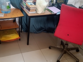 Table d'études avec son chevet + Chaise de bureau