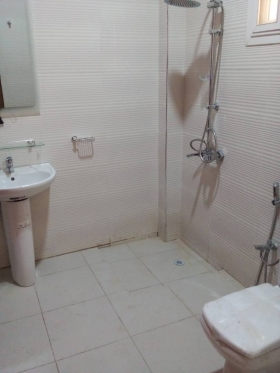 Location appartement studio à louer aux Mamelles cité Mbackiyou Faye
chambre avec salle de bain salon cuisine toilette visiteur espace familial