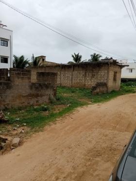 Terrain de 300 mètres carrés à vendre à Saly Sénégal Terrain de  300 mètres carrés à  vendre à Saly Carrefour
À côté de  l