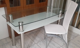 Table à manger Table à manger neuve en verre avec 4 chaises blanche disponible