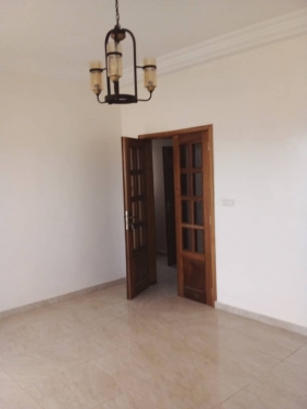 Location appartement Appartement de 2 chambres dont une avec une salle de bain salon cuisine toilette visiteur espace familial balcon à louer à la cité Mbackiyou Faye
