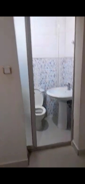 Chambre avec salle de bain à louer à ngor  A louer à ngor non loin de la gendarmerie une chambre avec salle de bain, accès à la cuisine 