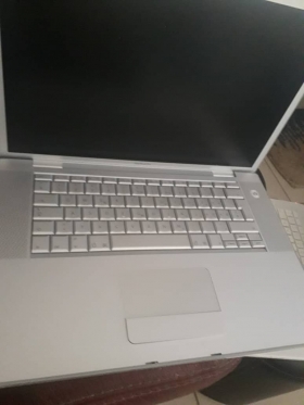 MacBook Blanc 15 pouces  MacBook Classique, Double Processeurs, Ecran 15 pouces, Couleur Gris brillant Ram 3 Go Disque Dur 160 Go 