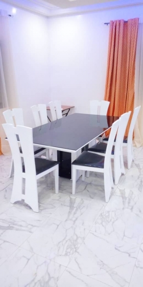 Table à manger Table à mangé disponible avec 8chaises,6chaises,4chaises,,en du bois laqué, en verre et en bois simple