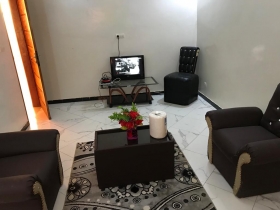 Appartement meublé à louer au premier étage à Zac Mbao