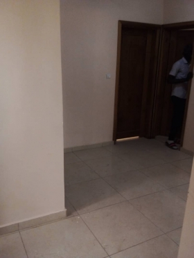 Location appartement appartement 2 chambres dont une avec une salle de bain salon cuisine toilette visiteur espace familial aux Mamelles à la cité Mbackiyou Faye 
