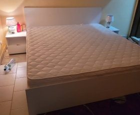 Lit blanc Des lits de 2 et 3 places avec chevets, disponible en différentes couleurs et plusieurs modèles.
Livraison + montage gratuit dans la ville de Dakar.
Veuillez nous contacter pour plus d