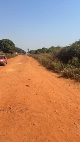 Terrain de 300 mètres carrés à vendre à Warang Sénégal Lot de 2 terrains de 300 mètres carrés à vendre à Warang
En bordure de route
Quartier : Sidy Bougou
Côté terre
Type de Papier : délibération
Eau et électricité disponibles
Zone  calme
Accès facile 
A 1 heure de Dakar
Bon pour projet à usage d’habitation ou d’investissement immobilier
Prix: 7.500.000 de francs soit 11.450 euros /parcelle
