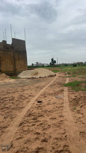 Terrain de 300 mètres carrés à vendre à Malicounda Sénégal Terrain de 300 mètres carrés à vendre à Malicounda péage
Type de papier: délibération
Eau et électricité à 100 mètres
À 5 minutes de la sortie du péage
Zone calme
Accès facile
Dakar à 45 minutes
AIBD à 30 minutes
Bon pour projet à usage d’habitation ou d’investissement immobilier
Prix: 6 000 000 de franc CFA soit 9 160 euros

