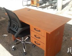 Ensemble tables et chaises de bureau  Ensemble tables et chaises de bureau disponibles.
Veuillez nous contacter pour plus d