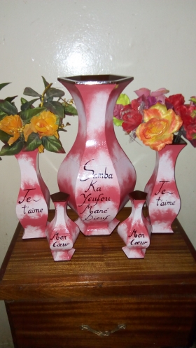 Encensoirs + deux pots de fleurs + deux pots thiouraye Des ensembles (encensoir + deux pots de fleurs + deux pots thiouraye) et des vases personnalisés à vendre.
