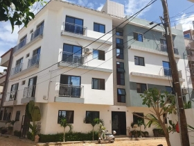 Immeuble r+3 à vendre Immeuble R+3 de 250m² Angle double façades au Mamelles Mbackiyou Faye
Titre Foncier Individuel 
Compose d