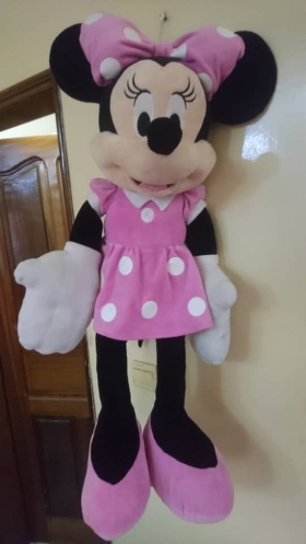 Peluche Minnie Mouse Géante Voici la trés Belle et Célebre Peluche Disney Minnie Mouse Géante venant de France en trés bo état.elle a 100cm de Hauteur.C