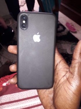 IPhone X noire 64Go Je vend un iPhone X noire mate avec coque de protection silicone venant de France très propre capacités de la batterie 95% sans railler sans égratignures
