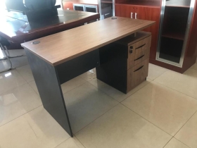 Tables simples de bureau Des tables de bureau simples toutes neuves et de 1 ère main + qualité supérieur, venant de Dubai et de Turquie disponibles. À partir de 70.000fr. Le prix varie selon la dimension et le modèle .