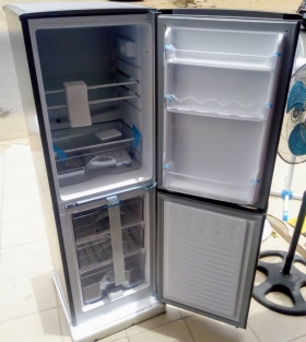 REFRIGIRATEUR COMBINE ROCH  Refrigirateur combiné 3 tiroirs consommant moins d’électricité.
Garantie 12 mois 
 