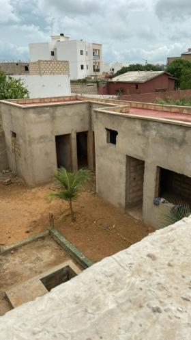 Villa en finition à vendre à Saly Opportunité de saisir une villa à Saly Mbour au Sénégal. Le propriétaire le cède pour déménagement en plein chantier limité en phase des travaux de finition Superficie globale de 500m2 
Plan et emplacement disponible 
Papiers complets 
Pour plus d