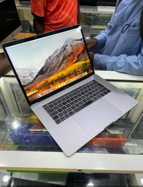 MacBook pro 2018 touchbar Core i9 
RAM 32 go
 Disque dur SSD 1 téra
 15 pouces 
