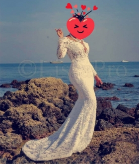 Robe de mariée Vous voulez être magnifique le jour de votre mariage et attirer tout les regards sur vous?? Alors jetez un œil sur ce magnifique robe de marier tissus perlé à la main et cousu par un grand styliste de la place.