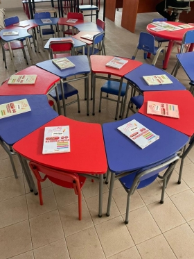 Table banc scolaire Unitrade vous propose pour la rentrée 2022/2023 des table banc pour vos écoles élémentaire ou préscolaire. Nous avons des table bancs neufs pour enfants ou adultes. Des chaises et tables ergonomiques, confortables et durables.