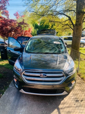 Ford Escape 2017 Automatique
Essence 
Full options 
78091 km 
4 cylindres 
Sport Utility U9G 4 Cyl 6-Speed Automatic 4WD Magnetic Metallic Charcoal Black
