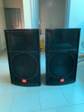 BAFFLES JBL ET ENCEINTES JBL 