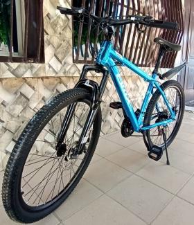 VÉLOS VTT COMPÈT 26" ALUMINIUM  VÉLOS VTT COMPÈT 26" ALUMINIUM 
Vélo VTT de compétition et de Randonnée taille 26"
Ce Vélo VTT est conçu pour vos 1ères randonnées par temps sec ou humide .
Efficace, Robuste, et performant pour un franchissement sans peine les premiers obstacles avec des gros roues à crampons : cadre aluminium léger et roues montées sur jantes double parois