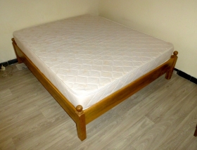 Lit + matelas orhopédique  Pour cause déménanagement je vends ce lit solide en bois massif, démontable, avec un matelas orthopédique. Le matelas a toujours été recouvert d