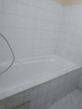 Chambre avec salle de bain à louer au virage  A louer au virage non loin de la brioche doree une chambre propre avec salle de bain, accès à la cuisine.  Prix 90 000 FCFA/mois 
