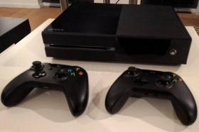  Xbox one fifa18 et 2 manettes  Bonjour gameshop propose des xbox one avec 2 manettes et fifa18. tous les accessoires au complet. 
Tel : 774470741