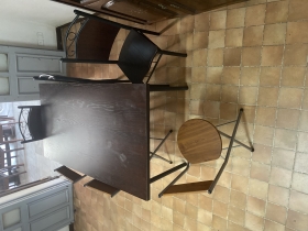 Table à manger + 6 chaises  bonjour à tous, je vends une très belle table à manger en bois avec le support en fer. c’est de la matière solide. la matière du bois c’est le teck. c’est un prix abordable pour une excellente qualité. Si vous remarquez bien il y’a 6 chaises mais elles sont différentes pour ajouter du design dans votre pièce. 
prix non négociable ❌