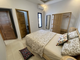 Magnifique appartement meublé à Dakar Appartement meublé à louer est situé à la Cité Assemblée de Ouakam, près du Monument de la Ranaissance. Il est composé de 2 chambres chacune avec sa salle de bain, une toilette visiteur, une cuisine équipée et un salon. L