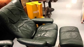  Fauteuil en cuir Je vends des fauteuils de relax en cuir de couleur vert olive par pièce ou les deux. Superbe occasion venant de France.
