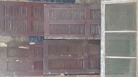 Portes et fenêtres vintage  Lot de portes et fenêtres vintage en bois ancien rares et en bon état comprenant une porte double batans en persiennes de deux fenêtres avec persiennes moustiquaire et vitres 