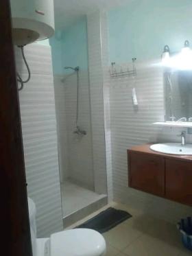 Studio meublé f2 à louer à saly  A louer à ngaparou un studio meublé propre comprenant une chambre avec salle de bain, climatisation,  salon, cuisine américaine équipée, wifi, tv canal. Prix hors charges 