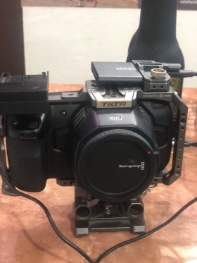 Blackmagic cinema camera 6K La Blackmagic Cinema Camera 6K est une caméra film numérique nouvelle génération 6K avec un capteur HDR haute résolution 6048 x 4032 plein format, un double ISO natif, une monture L, l’enregistrement sur carte CFexpress et l’enregistrement direct sur les disques USB-C. Elle comprend un OLPF pour un meilleur traitement des détails, et enregistre en Blackmagic RAW 12 bits pour des images cinématographiques ainsi que des proxys H.264 en temps réel.

Caractéristiques de la caméra
Taille effective du capteur
36 mm x 24 mm (Plein format)

Monture d