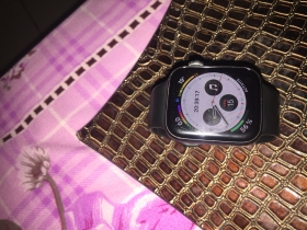 Apple Watch série 4 44mm Bonjour je vends mon Apple Watch série 4 de 44mm gps + cellulaire en aluminium et céramique en un bon prix