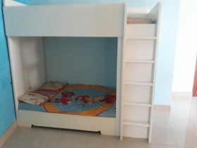 vend lit à étage enfant vend ce lit enfant à étage bleu et blanc avec armoire intégrée