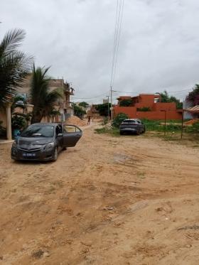 Terrain de 300 mètres carrés à vendre à Saly Sénégal Terrain de 300 mètres carrés à vendre à Saly Mbambara
Non loin de la sortie de la route de Saly
Type de Papier : délibération
Eau et électricité disponibles
Zone calme
Accès facile
Aéroport AIBD à 30 minutes
Dakar à 45 minutes
Prix: 17.000.000 de francs CFA soit 25 954 euros
