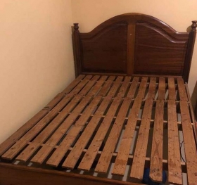 Lit Bonjour, à vendre un lit en bois lourd à vendre avec deux commodes à un prix abordable,merci de me contacter.
