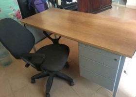  Table + chaise Bonjour, je vends table de bureau avec chaise ,système, à un prix abordable.merci de me contacter.