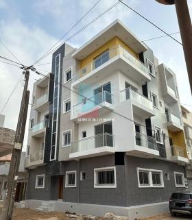 IMMEUNLE A VENDRE GOLF Immeuble R3 à vendre
•Surface 152
•Chaque palier 1 appartement F3 et F2 pour un total de 8 appartements 
•Nouvelle construction 
•Rapport locative 2 millions 
