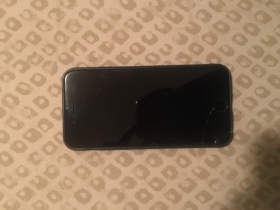 iPhone 6s 32go Bjr je vends un iPhone 6s 32go 2ème main avec sa boîte d’origine plus son chargeur et une coque offerte.
Problème : écran légèrement cassé et écouteurs à fils ne marche pas mais avecBluetooth marche bien merci