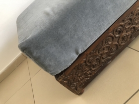 Petit canapé  On met en vente un petit canapé de 1 mètre sur 60 cm, fait avec du bois gravé à la main plus une housse de rechange de couleur beige.