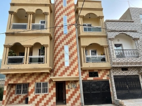 Maison R+2 Une maison R+2 à Dakar
RDC= 3 Chambres dont une parentale +Sdb, toillette visiteur, Cuisine et garage.
*Etage 1*= 4 Chambres dont une parentale composée  d