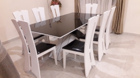 Table à manger avec 8 chaises Table à manger en bois laqué de dimension 2 m de longueur et 1 m de largeur avec 8 chaises ; couleur blanc noir