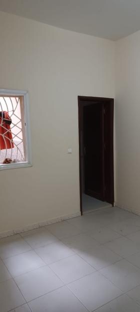 F5 A LOUER A KOUNOUNE Appartement F5 a louer a kounoune cite SAGEF.
Accisssible et securise.
Il est compose de :
4 Chambres
3 Salles de Bain
1 Salon
1 Cuisine
1 espace familial
1 Patio

